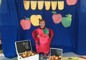 Milena w stroju jabłka